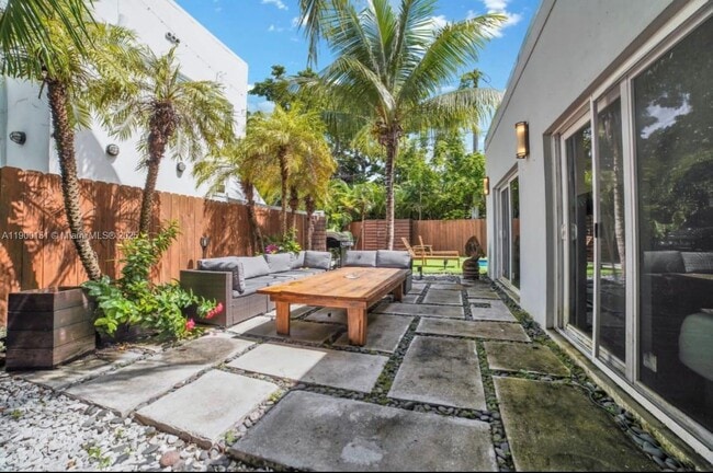 Photo - 524 NW 35th St Unidad 5