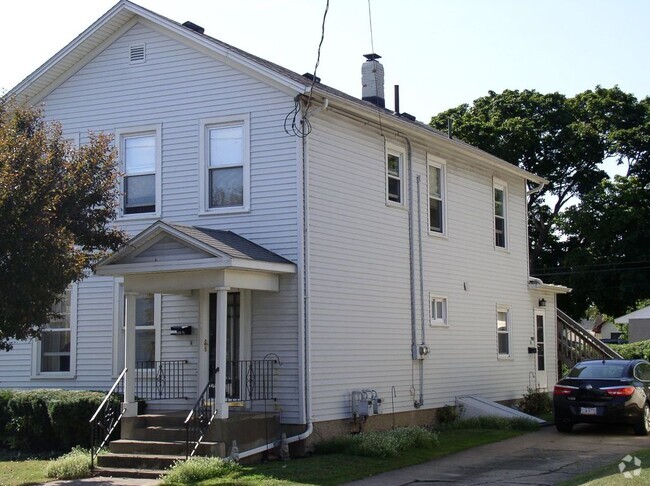 Building Photo - 920 First St Unit Upstairs Rental