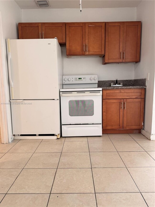 Building Photo - 2412 NW 34th St Unit 3