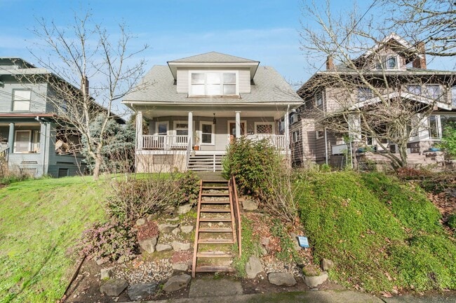 Building Photo - Charming 1-bdrm/1-bath in 1900s Victorian triplex—Prime location, shared laundry & yard Unit 1