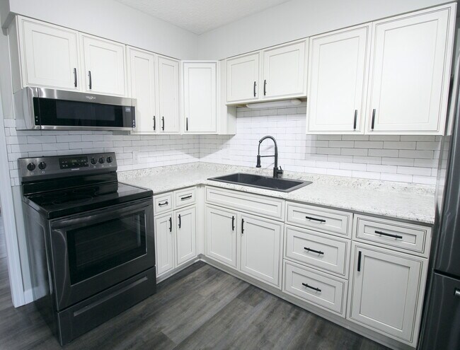 Photo - 2305 Cornwall Dr House