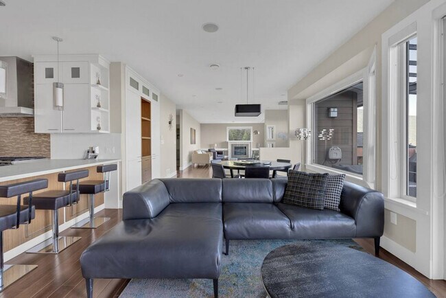 Photo - 494 Craigmohr Dr Unit ID1051804P