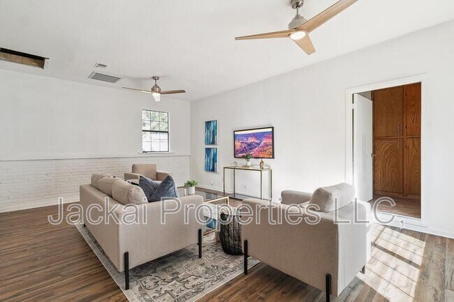 2038 Avon Dr