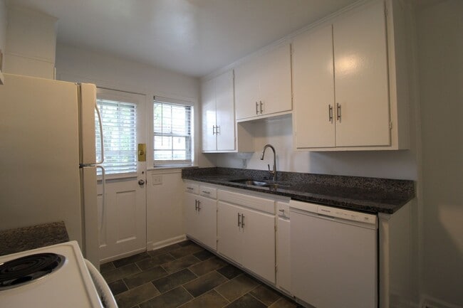 Photo - May FREE On This 2 Bedroom 1 Bath Duplex In The Waldo Area