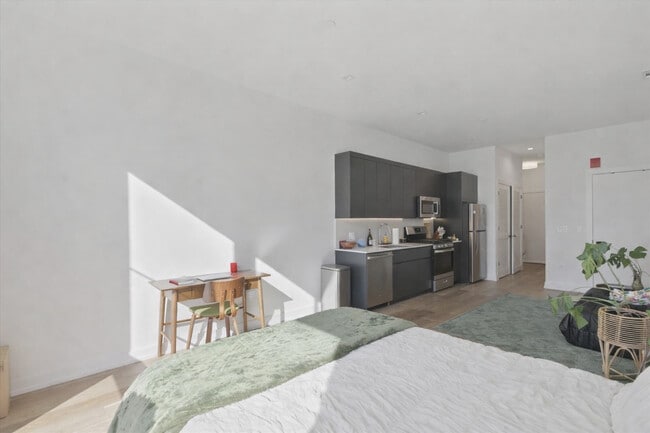 Photo - 4513 N Clark St