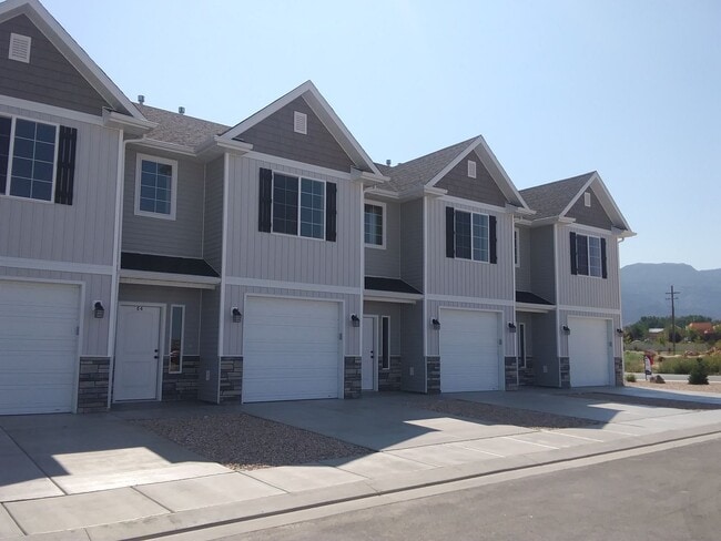 Town home living in the heart of Cedar City! - Town home living in the heart of Cedar City!