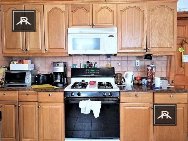 Building Photo - 3 bedroom in Brighton MA 02135 Unit 3 Rental