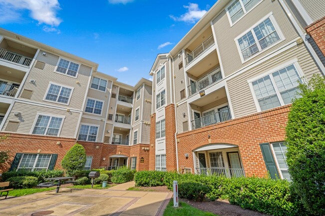 Building Photo - Two-bedroom, two-bathroom model with a den, located on the third floor. Unit #391