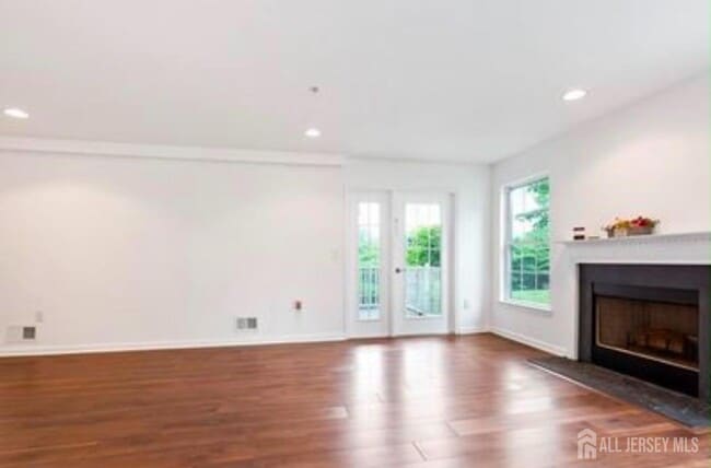 Building Photo - 106 Chariot Ct
