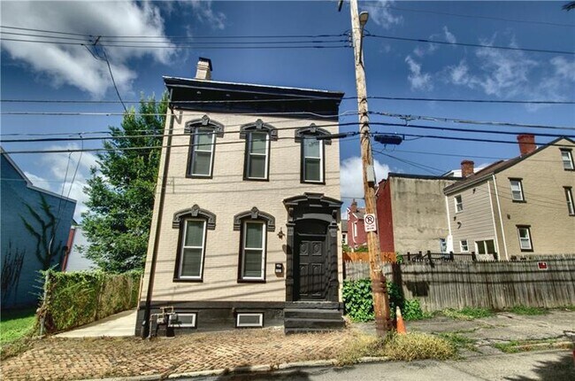 Building Photo - 1327 Reddour St