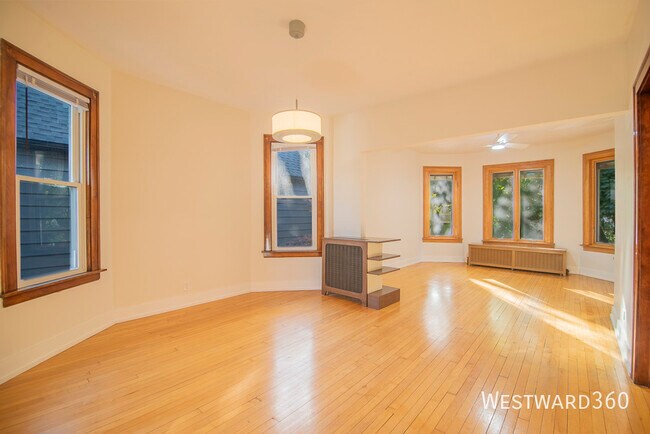 Photo - 4037 N Hamlin Ave Unit 2