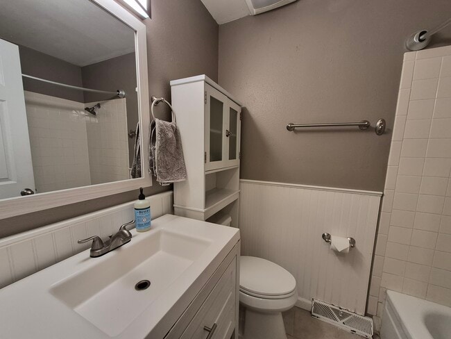 Baño completo en la planta superior - 3788 Quail St