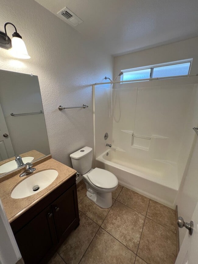 Photo - Move in Special!! $1000 off 1st Month's Rent!! Unidad 849