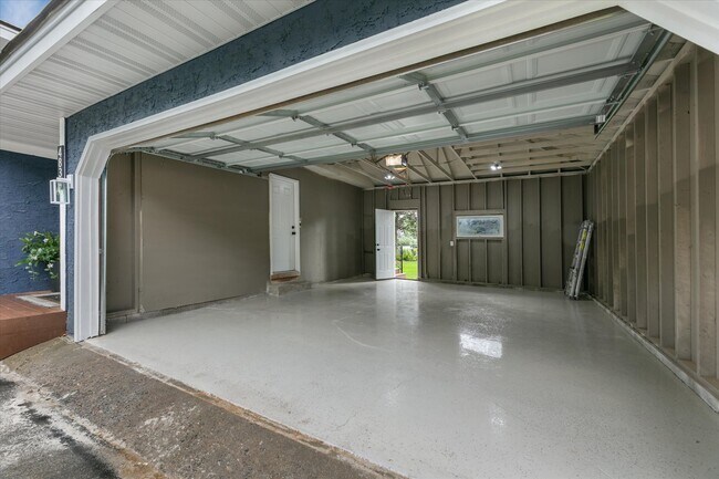 Photo - 4835 Drake St