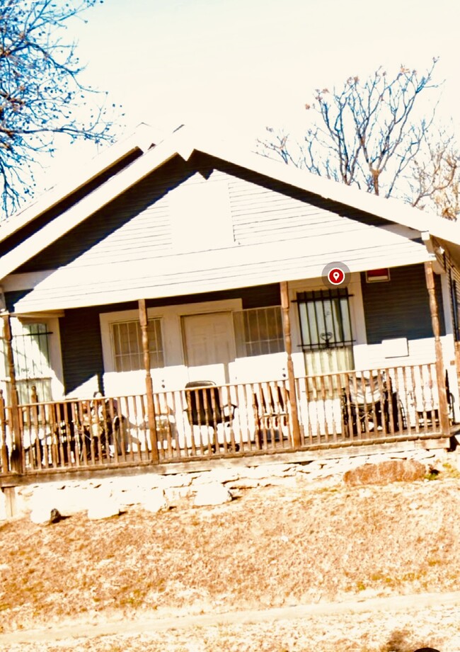 Front entrance with porch - 1816 Evans Ave Casa