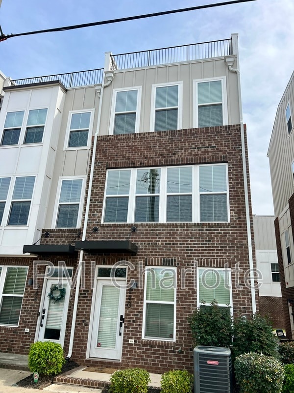 Building Photo - 240 Parkwood Ave Rental
