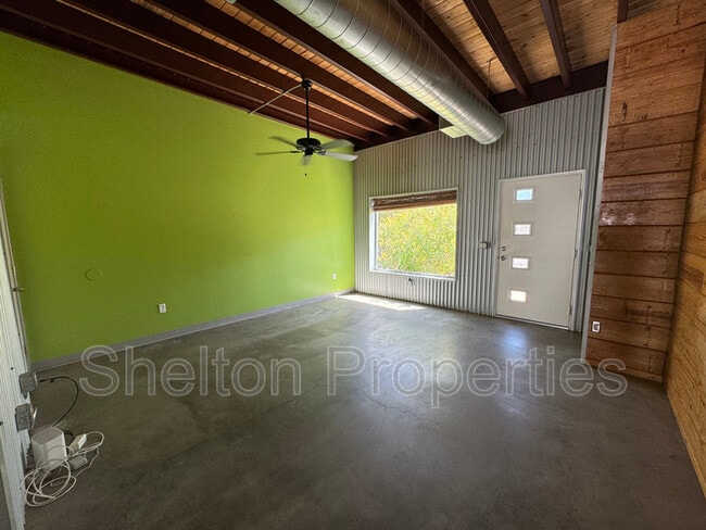 Building Photo - 2121 W Hayward Ave Unit 4 Rental