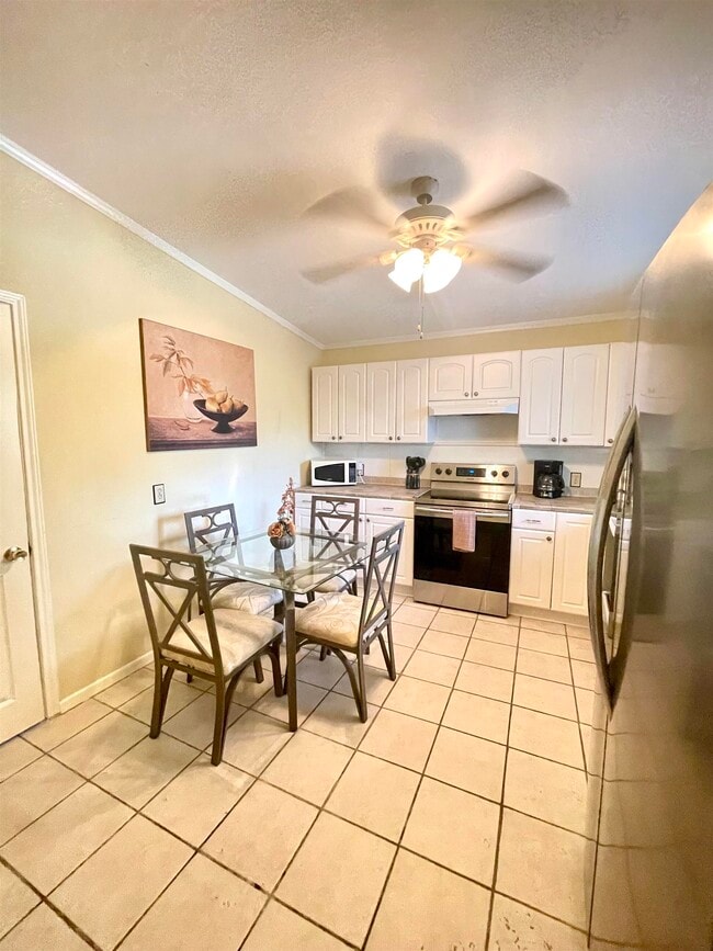 Photo - 406 Longshadow Rd