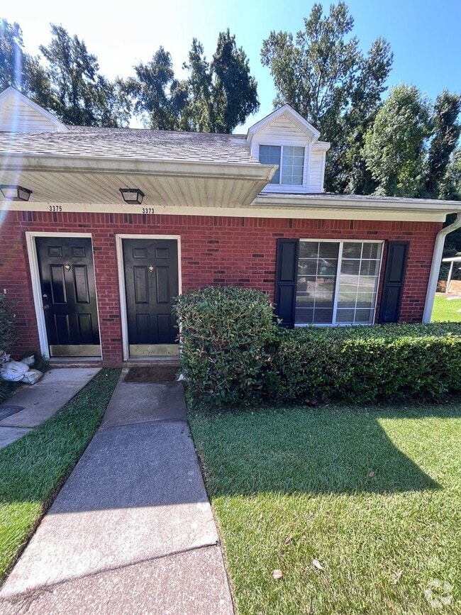 Building Photo - 3 BR/ 2 BA townhome located in Lakeshore E...