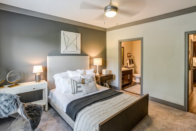 Refúgiese en un dormitorio diseñado para la relajación. - Adara Alexander Place