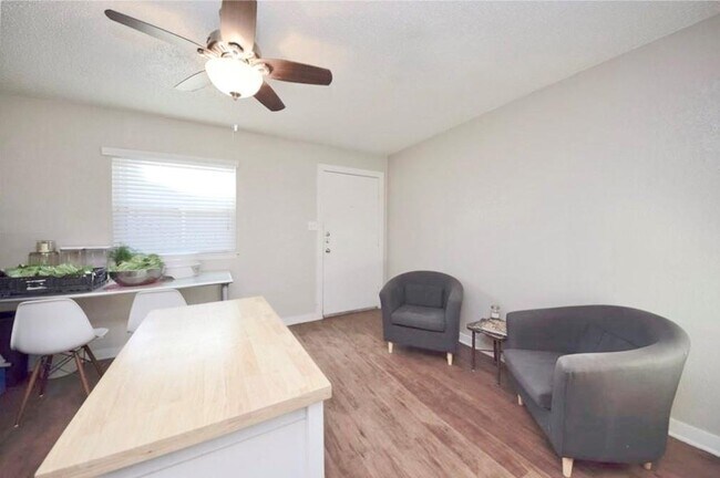 Photo - 2401 Manor Rd Unit 132A