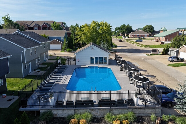 Pool-Birds-Eye-View-The-Row-Apartments-Near-Mizzou