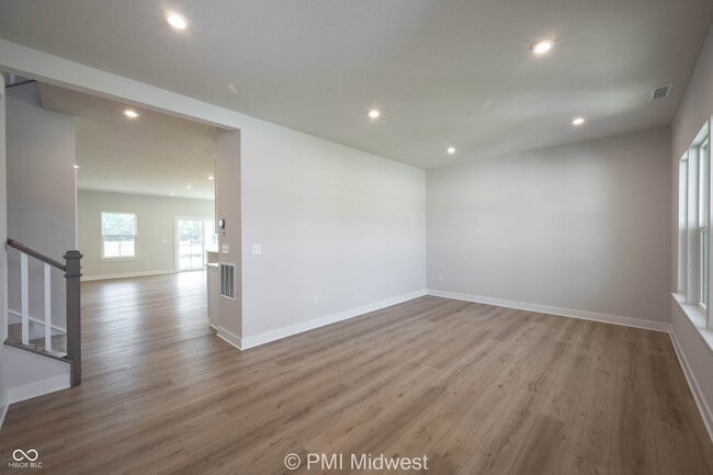 Photo - 581 Roosevelt St
