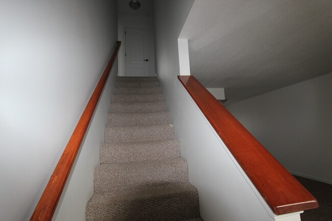 Escaleras - Candlelight Apartments & Condos