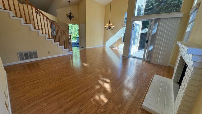 Photo - 649 Daffodil Dr