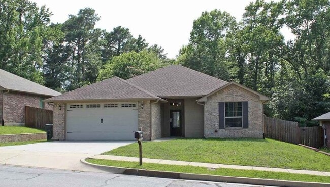 Building Photo - 2615 Pine Crest Dr Unit Home