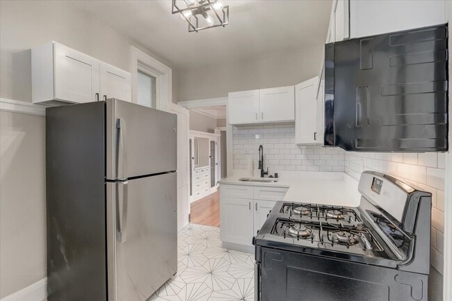 2611-2613 N Stowell Ave