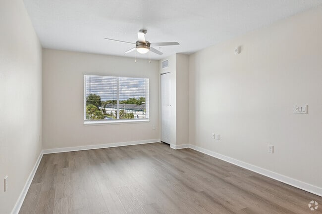 2BR, 2BA - 928SF - Living Room