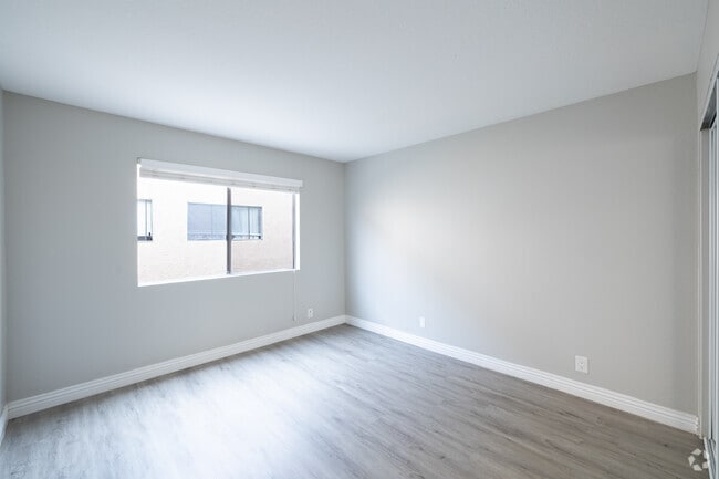2BR, 2BA - 890SF - Bedroom
