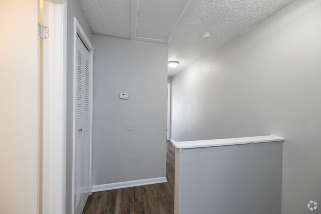 Queen Deluxe - 3BR, 1.5BA - 1200SF - 2nd Floor