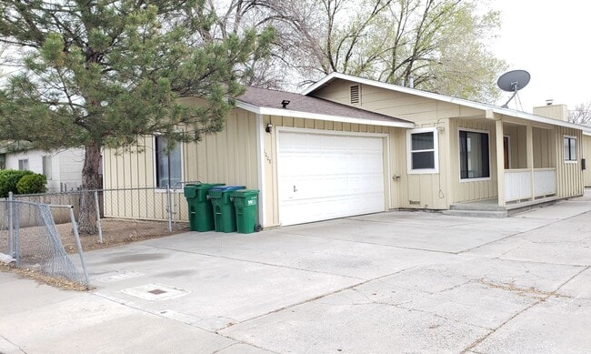 Building Photo - 2 bedroom 2 bath with a garage