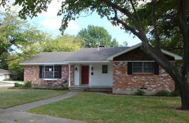 Building Photo - 3802 Savannah Dr
