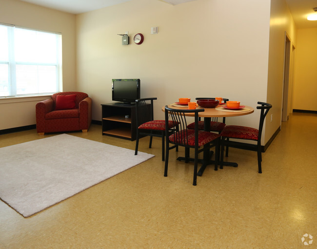 4 Bedroom 2 Bath - College Suites at Cortland Apartments