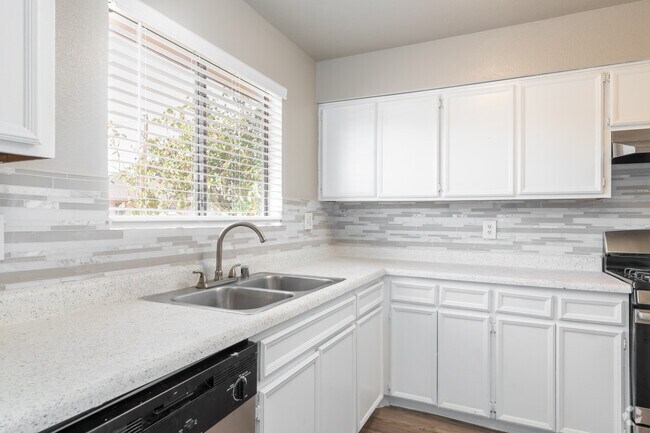 2BR, 1BA - 1,035SF - Kitchen - Pine Valley Estates Apartments