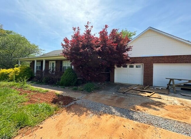 Building Photo - Home available in popular area