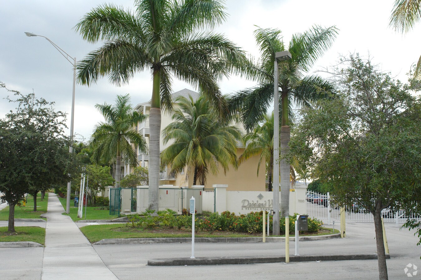 Dadeland Vista - Dadeland Vista Apartments