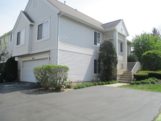 Building Photo - 656 S Rosehall Ln Rental