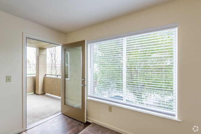 2BR / 1 BA – 804 SF