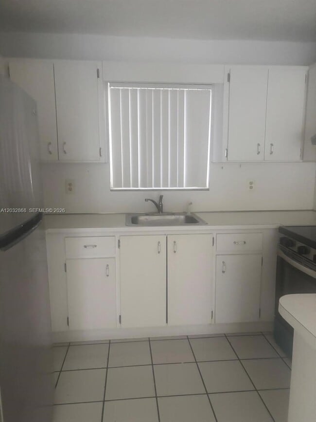 Building Photo - 2925 W 80th St Unit 101