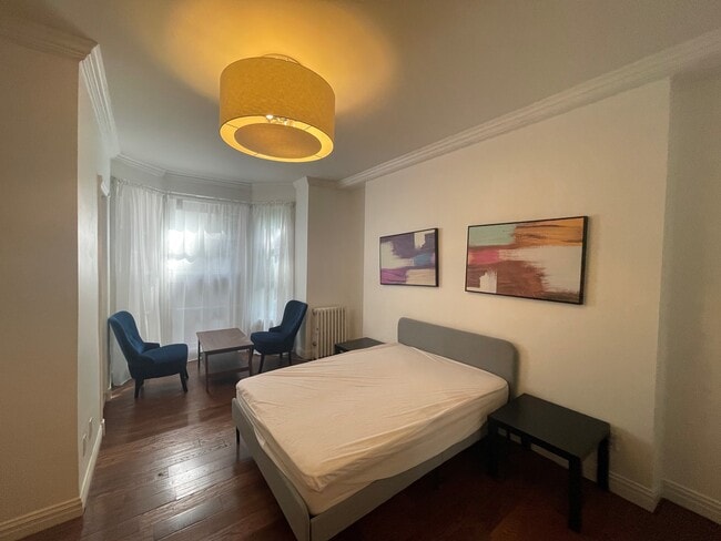 Apt 1 Master - 120 E 10th St