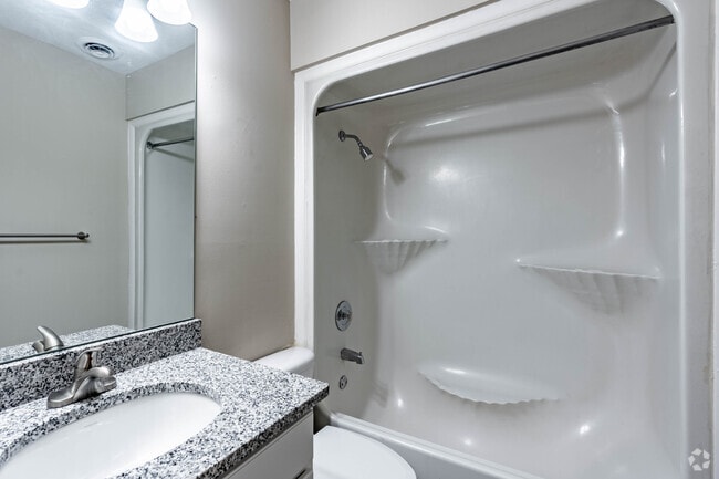 1BR, 1BA RENO - 600 Sqft - Bathroom - Buckingham Apartments