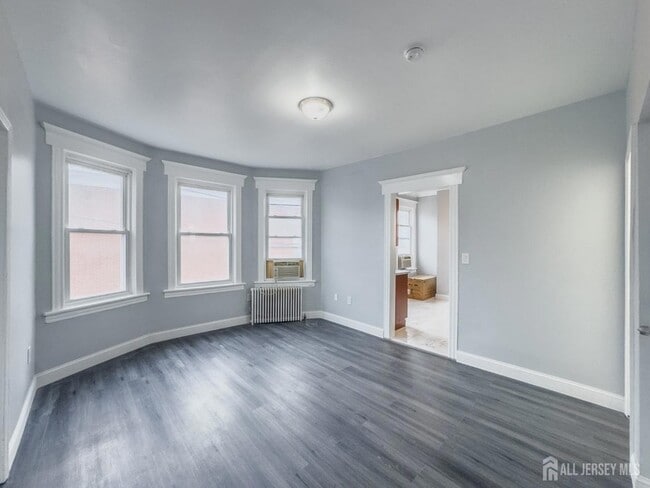 556 Roosevelt Ave Unit 2