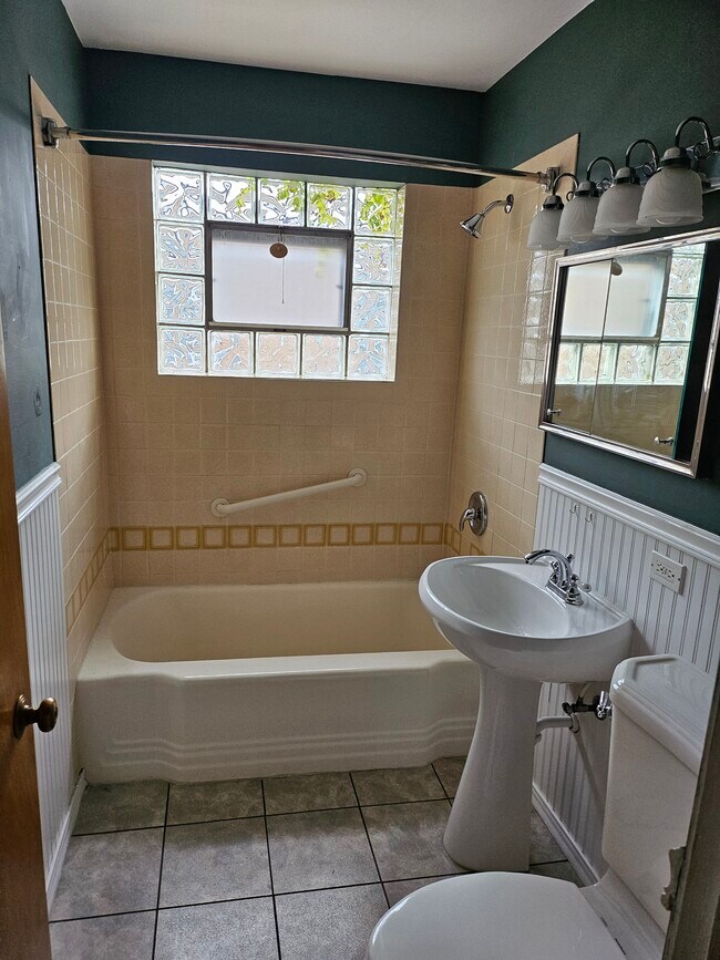 Main Bathroom - 840 Dunlop Ave Unit 2