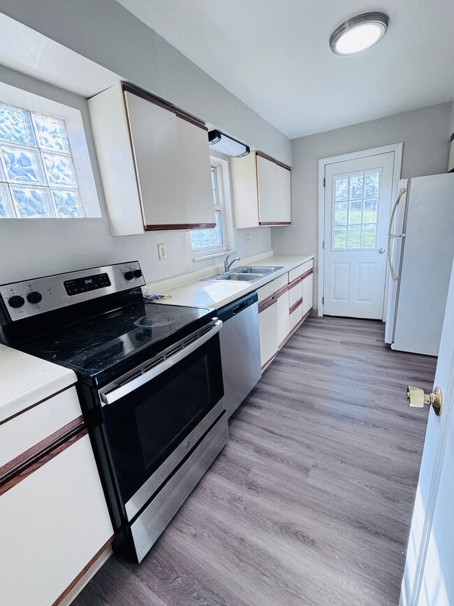 Photo - Beautiful Three Bedroom with Basement and Garage