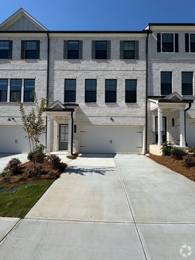 Building Photo - Beautiful 3 Bedroom 3.5 Bath Townhome in L...