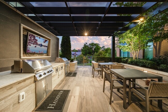 Relájese con estilo en nuestra cocina al aire libre. - Hanover 8th Street